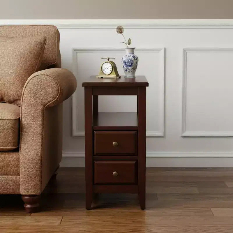 Table de chevet en bois manufacturé marron foncé avec deux tiroirs et une étagère