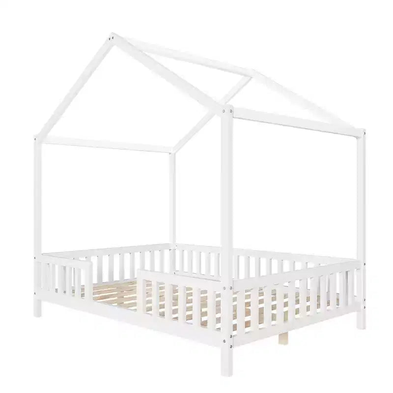 Lit Montessori pleine grandeur en forme de maison basse avec rideaux