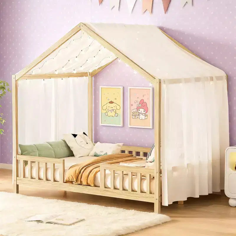 Lit Montessori pleine grandeur en forme de maison basse avec rideaux