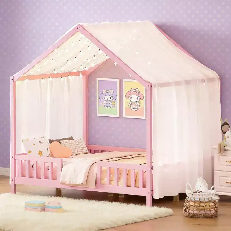 Lit Montessori pleine grandeur en forme de maison basse avec rideaux