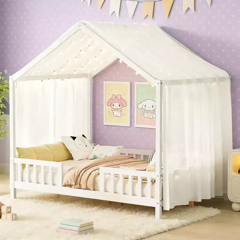 Lit Montessori pleine grandeur en forme de maison basse avec rideaux